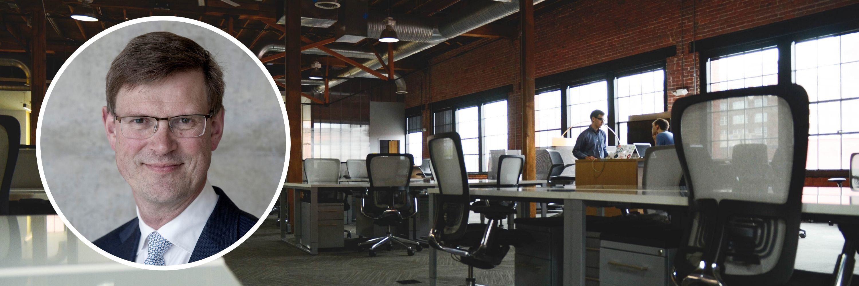 Bilde av Aksel Mjøs og et kontorlandskap