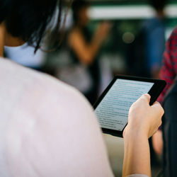 Bilde av dame som leser bok på Kindle. Foto: bady abbas / Unsplash