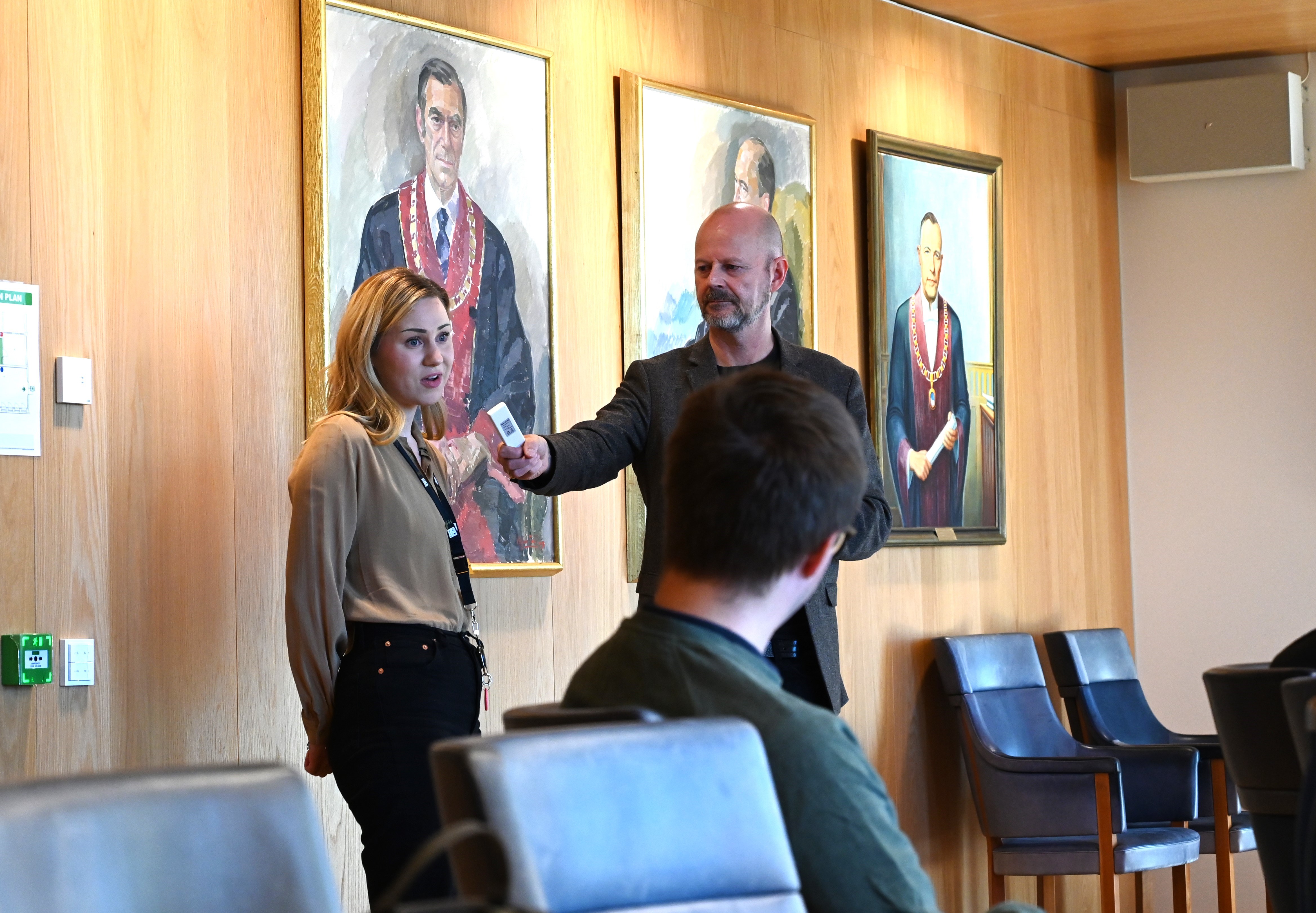 Student blir vist hvordan et intervju under en direktesending kan se ut.