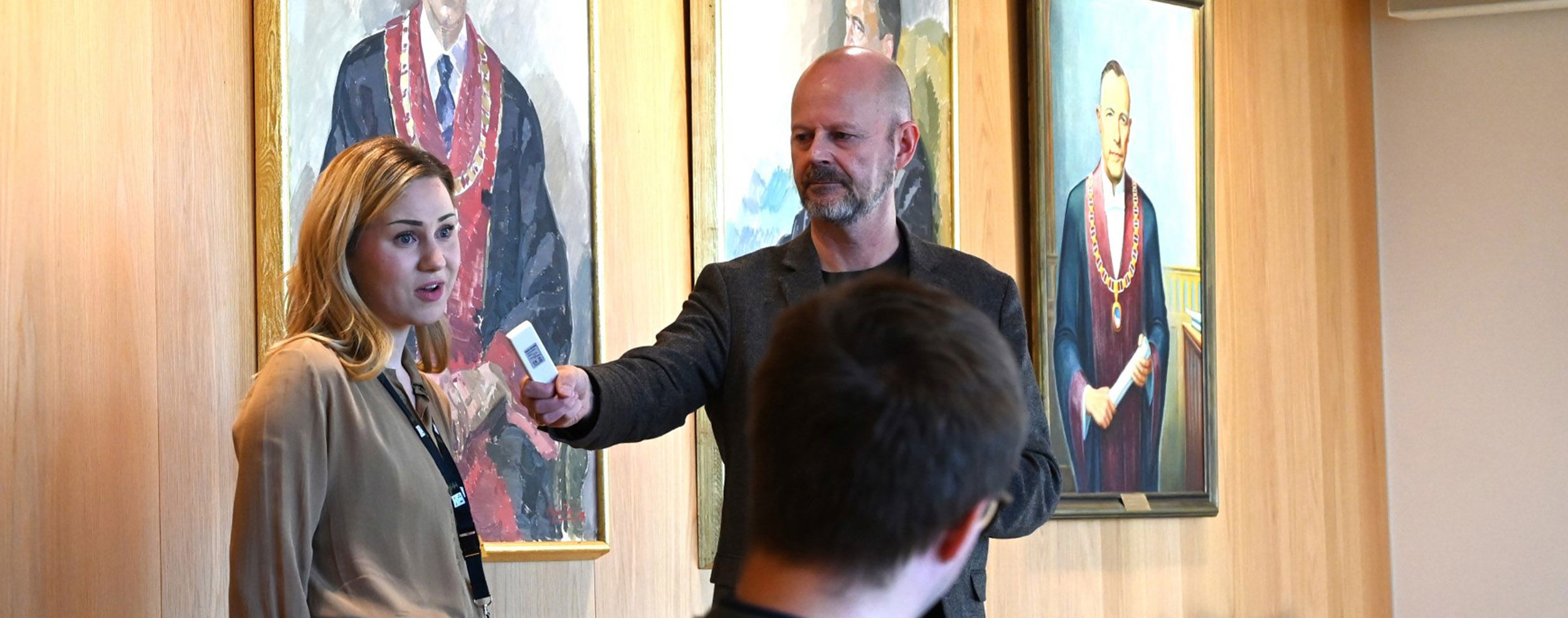 Student blir vist hvordan et intervju under en direktesending kan se ut. 