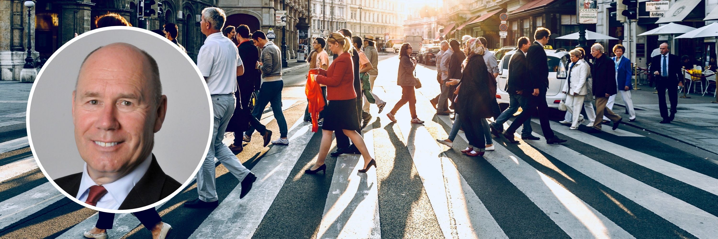 Tor W. Andreassen og mennesker som går over vei. Foto: Unsplash/NHH