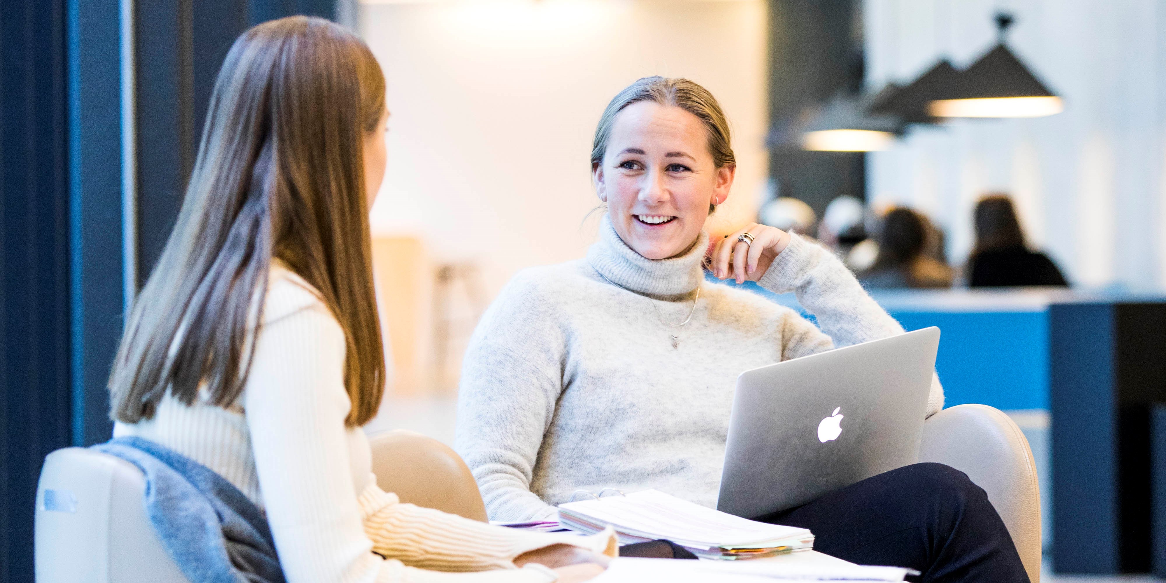 Bilde av studenter. Foto: Magnus Skrede