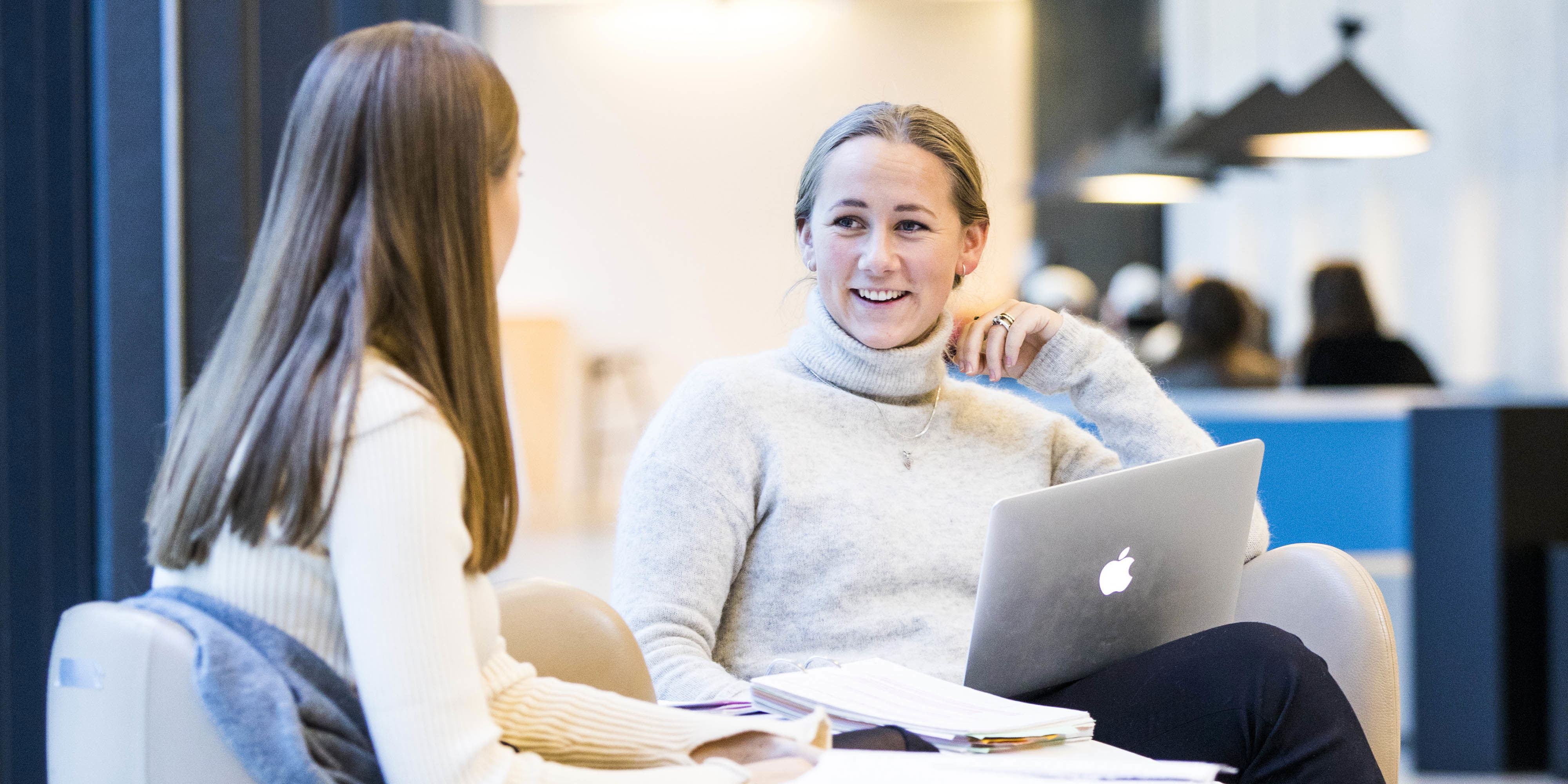 Bilde av studenter. Foto: Magnus Skrede