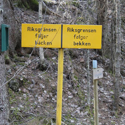Sign on the Swedish-Norwegian border. Photo: Louise Brunborg Næss/ Creative Commons Attribution-Share Alike 4.0 International license.