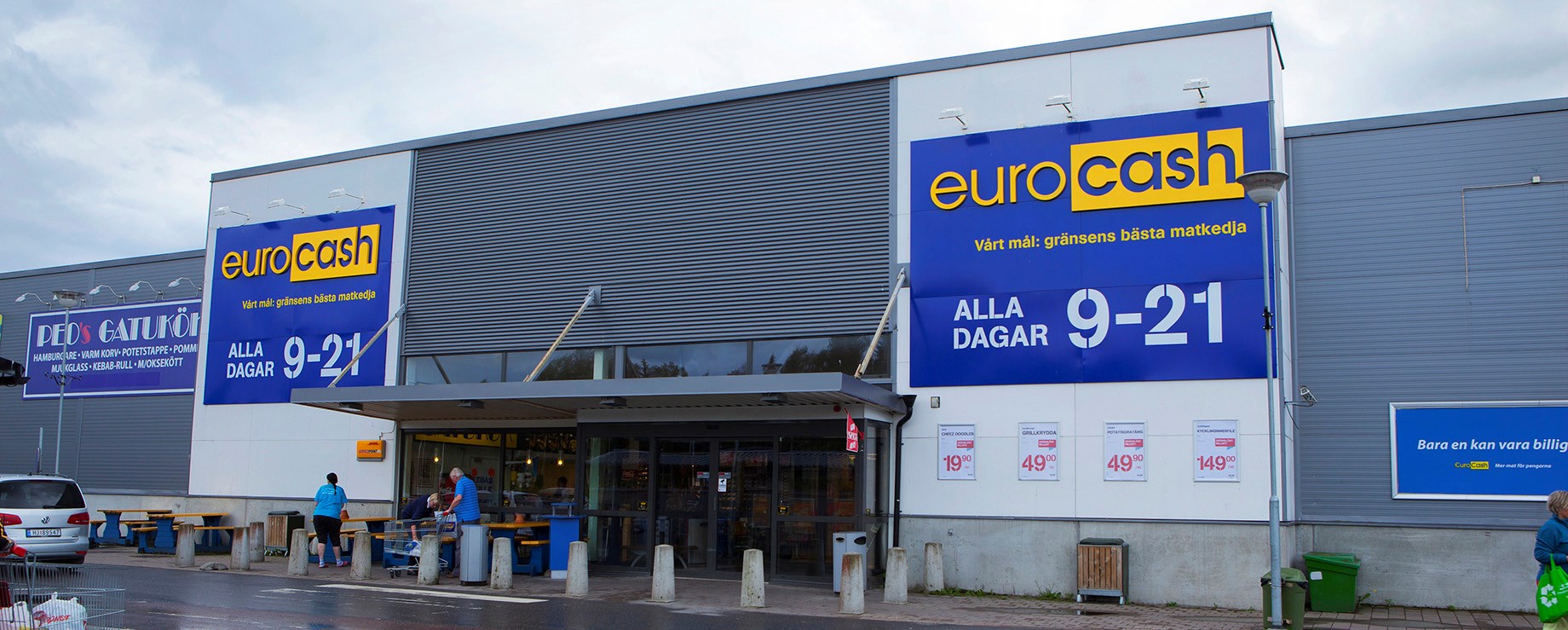 Eurocash, with its distinctive blue-yellow national colors, is owned by the largest private actor in Sweden, Axfood. 