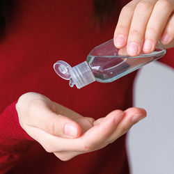 Bilde av person som tar på seg antibac. Foto Pexels Anna Shvets