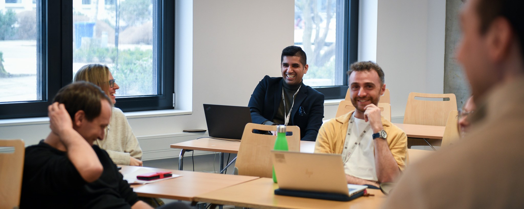 Researchers discussing during a workshop at NHH