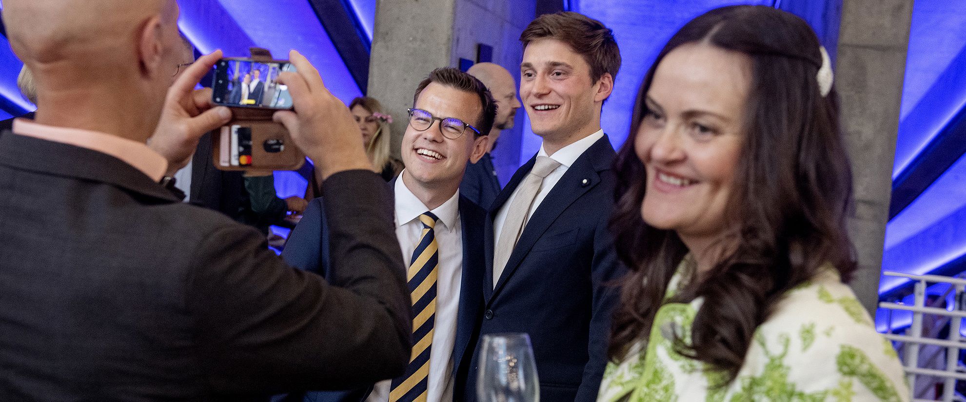 –  På NHH går ting veldig fort, og en føler at skjer veldig mye. Men engasjerer du deg i det du selv ønsker, får du noen veldig givende år på NHH, sier Johannes Jansen Heggebø, som har tatt med mor og far på avslutningsfesten. Her er Heggebø sammen NHH-kamerat Fredrik Njåstein. 