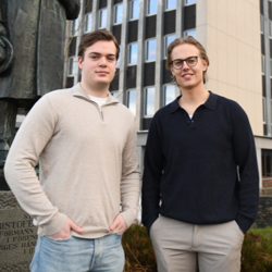 Even Winter Eiklid (24) (t.h.) og medstudent Edvard Lund (25) bruker i KI i sin masteroppgave etter kurs ved NHH.  Prorektor Stig Tenold, tror dette betyr at NHH har lykkes med sin satsing på kunstig intelligens. Foto: Linnea Oskarsen/NHH