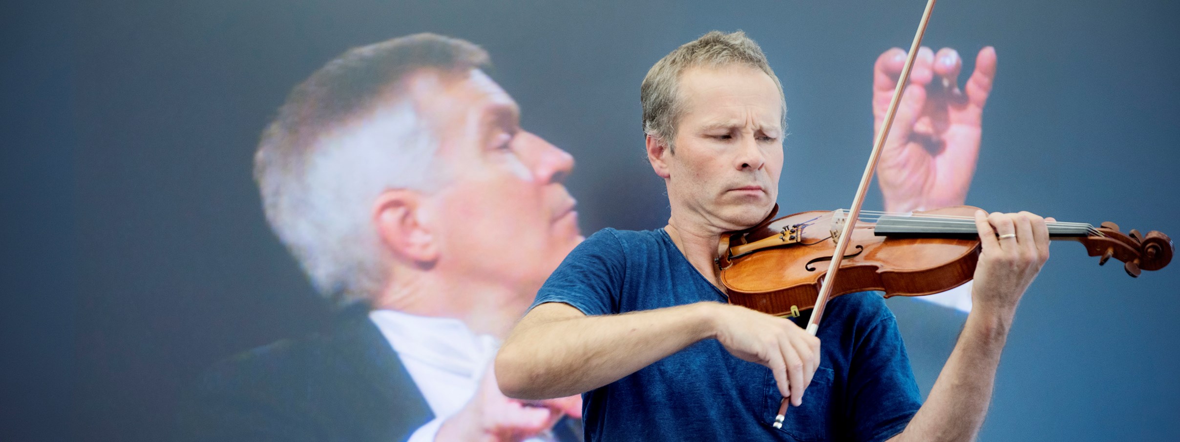 Stig Roar Wigerstrand, også han konsulent i AFF, åpnet kollegaens lansering med fiolinspill. Han har doktorgrad i improvisasjon og bakgrunn som profesjonell musiker. 