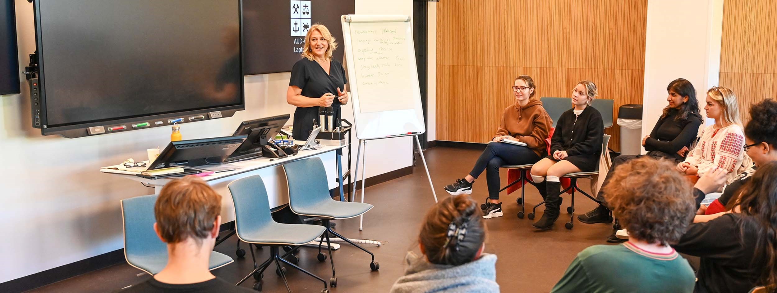 Nastja Arcel, actress and teacher at Copenhagen Business School, contributed with training in interactive pitching.