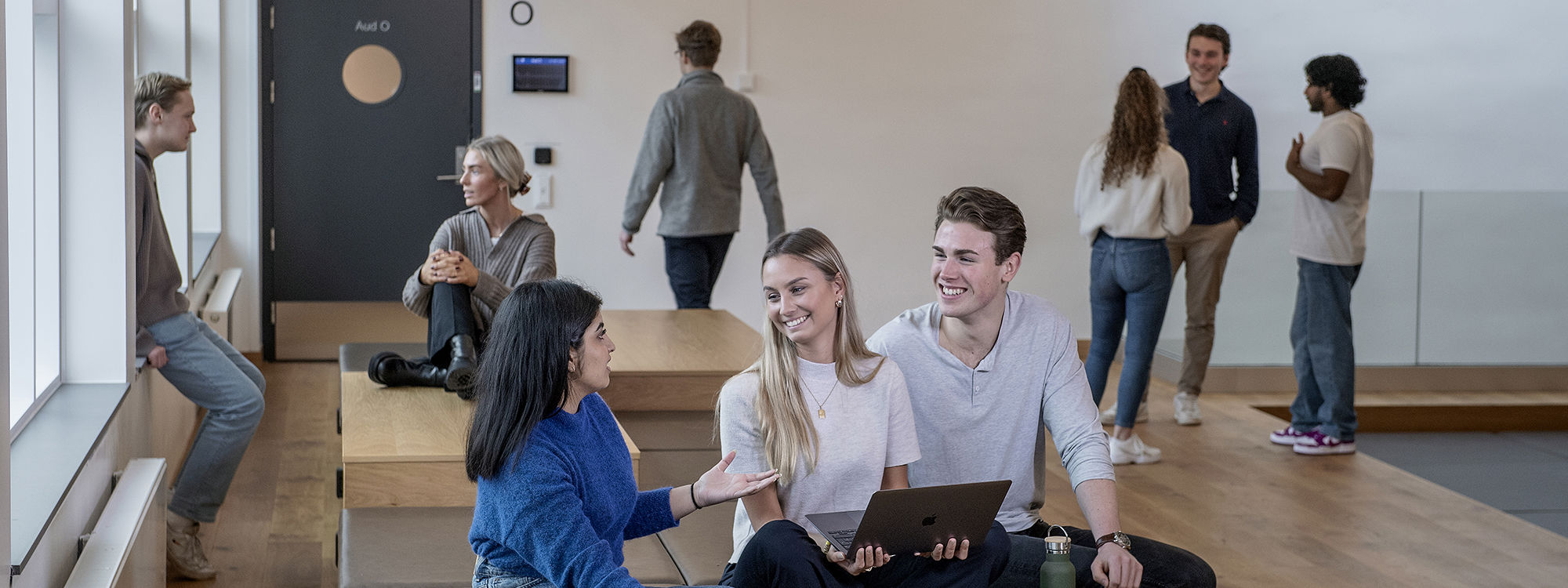 Bilde av mange NHH-studenter.