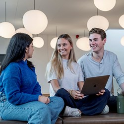 Bilde av tre NHH-studenter som snakker sammen. Foto: Helge Skodvin 