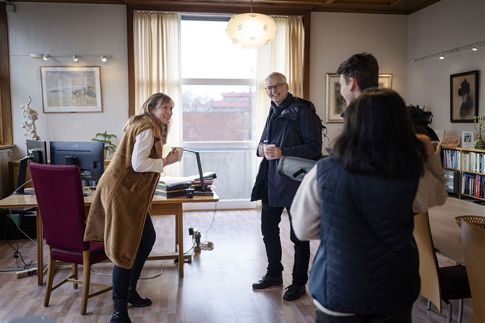 Rektor Camilla K. Mehl ved Oslo Handelsgymnasium, NHH-rektor Øystein Thøgersen, Mah Noor Munir og Eirik Aarthun. 