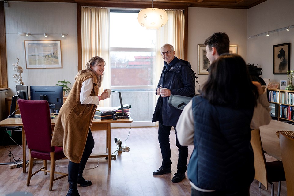Rektor Camilla K. Mehl ved Oslo Handelsgymnasium, NHH-rektor Øystein Thøgersen, Mah Noor Munir og Eirik Aarthun.