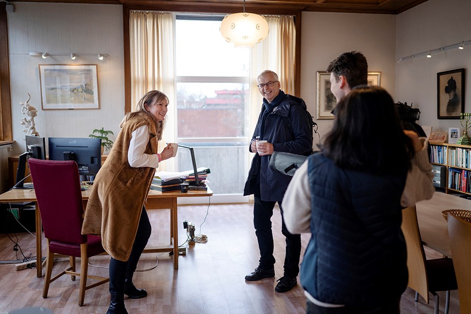 Rektor Camilla K. Mehl ved Oslo Handelsgymnasium, NHH-rektor Øystein Thøgersen, Mah Noor Munir og Eirik Aarthun. 