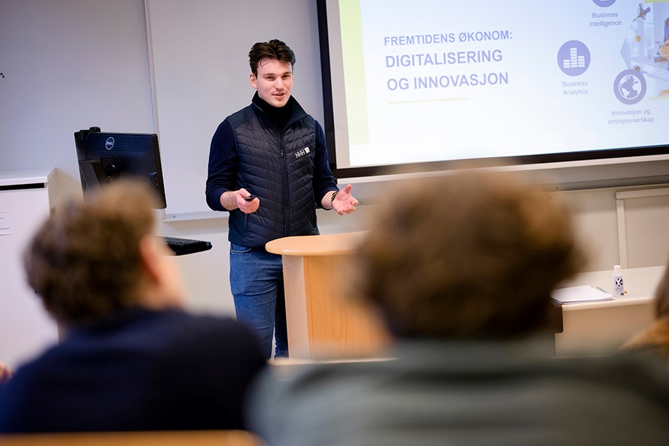 Bilde av Eirik Aarthun som snakker foran elever.