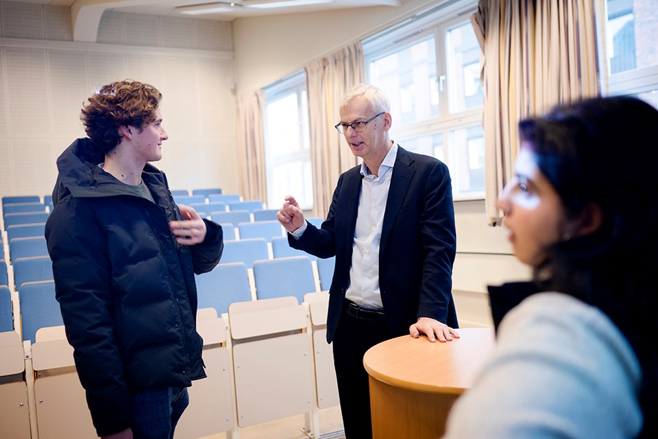 Bilde av elev ved Oslo Handelsgymnasium som snakker med NHH-rektor Øystein Thøgersen.