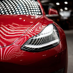 Nærbilde av en rød Tesla. 