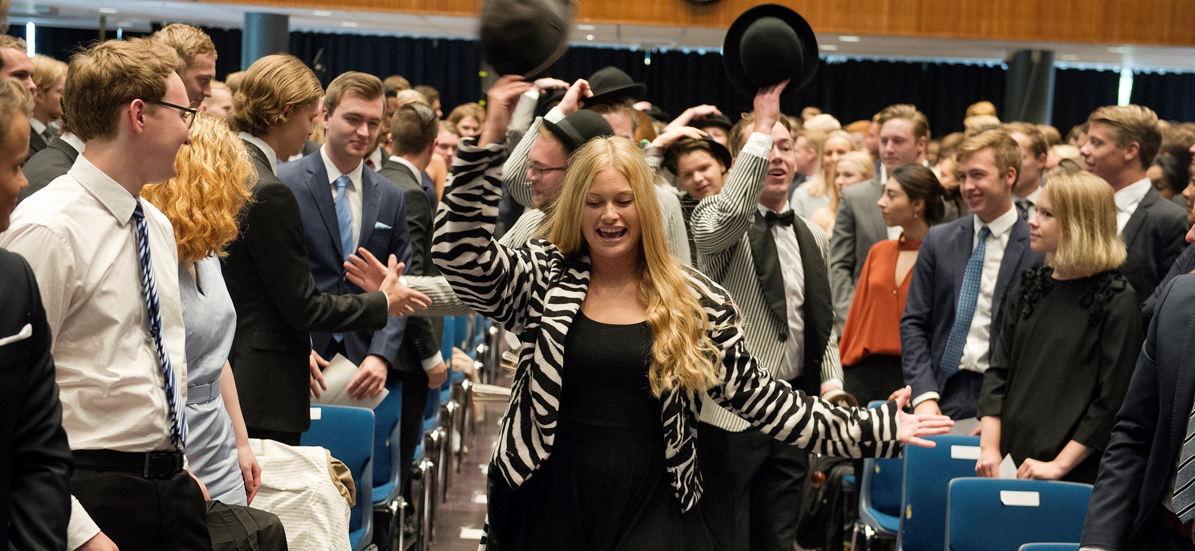 Studentorkesteret Direksjonsmusikken ønsker de nye studentene velkommen under immatrikuleringen ved semesterstart. Foto: Helge Skodvin.