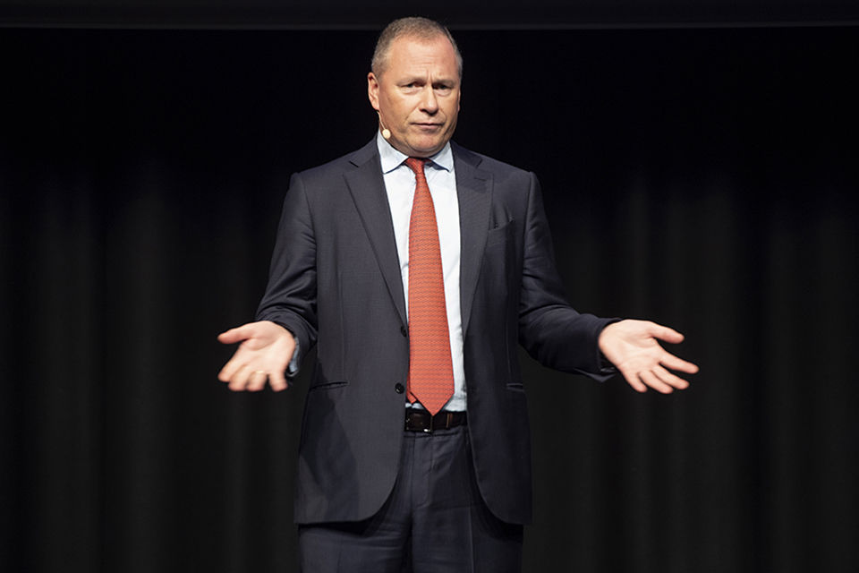 Nicolai Tangen på scenen med hendene ute