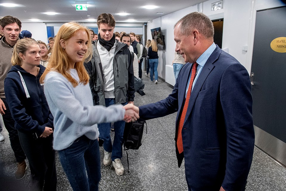 Nicolai Tangen håndhilser på en student