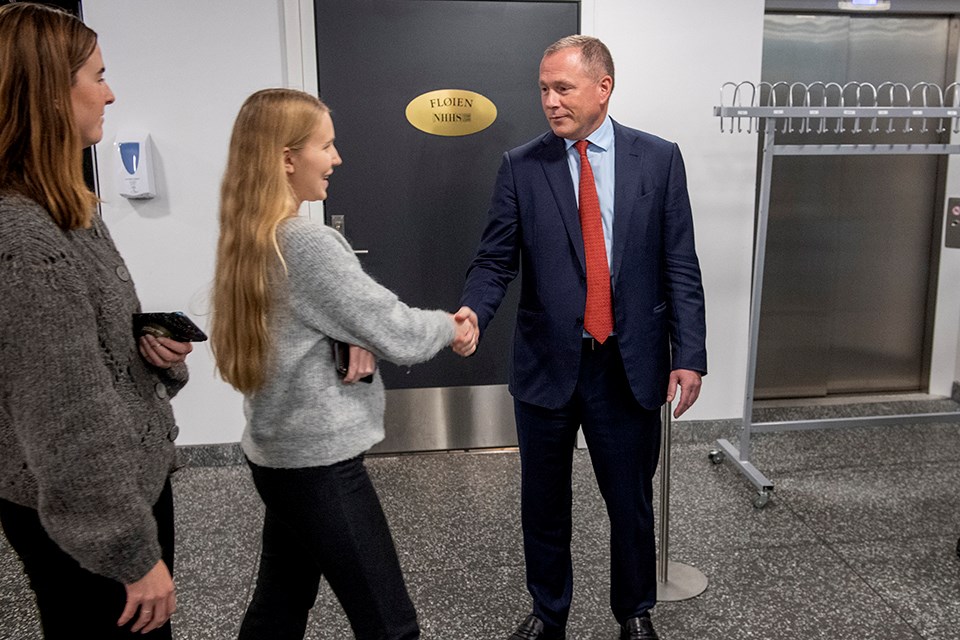 Nicolai Tangen håndhilser på en student