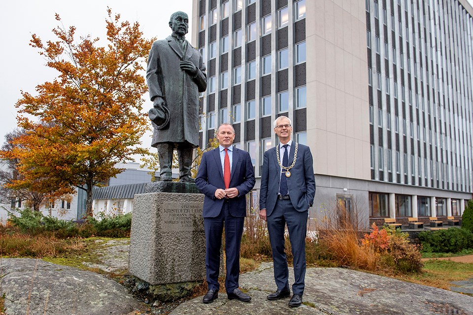 Nicolai Tangen og Rektor Øystein Thøgersen foran Lehmkuhl statuen.