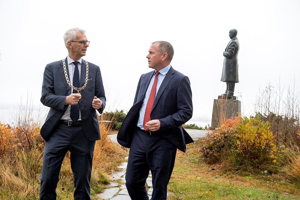Nicolai Tangen og Rektor Øystein Thøgersen foran Lehmkuhl statuen.
