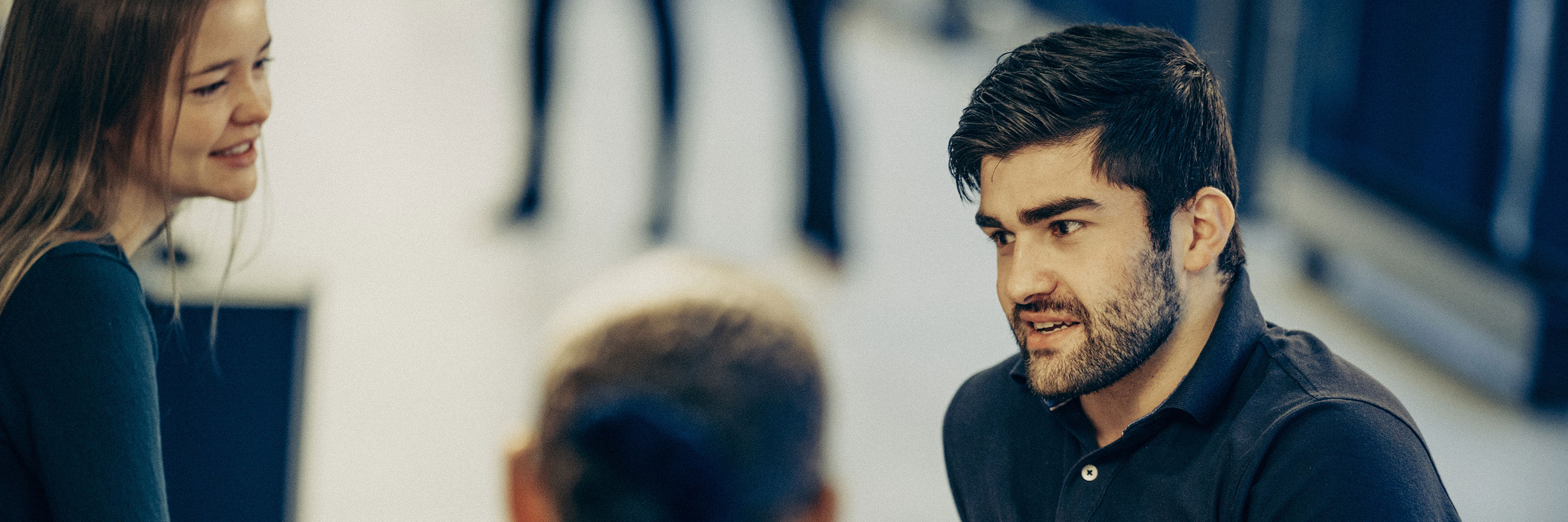 Bilde av Shahez Shwana som snakker med to andre personer.