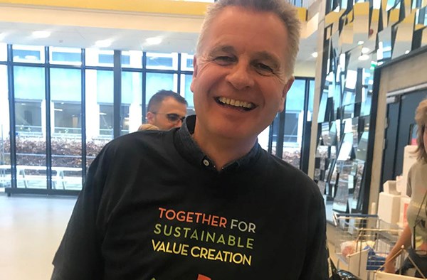 Jon Iden er glad for t-skjorten.