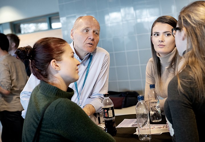 Sigve Brekke med NHH-studenter.