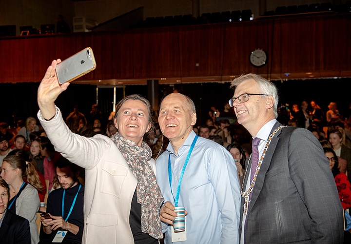 NHH-styreleder Kari Olrud Moen, konsernsjef Sigve Brekke i Telenor og NHH-rektor Øystein Thøgersen tar selfie.