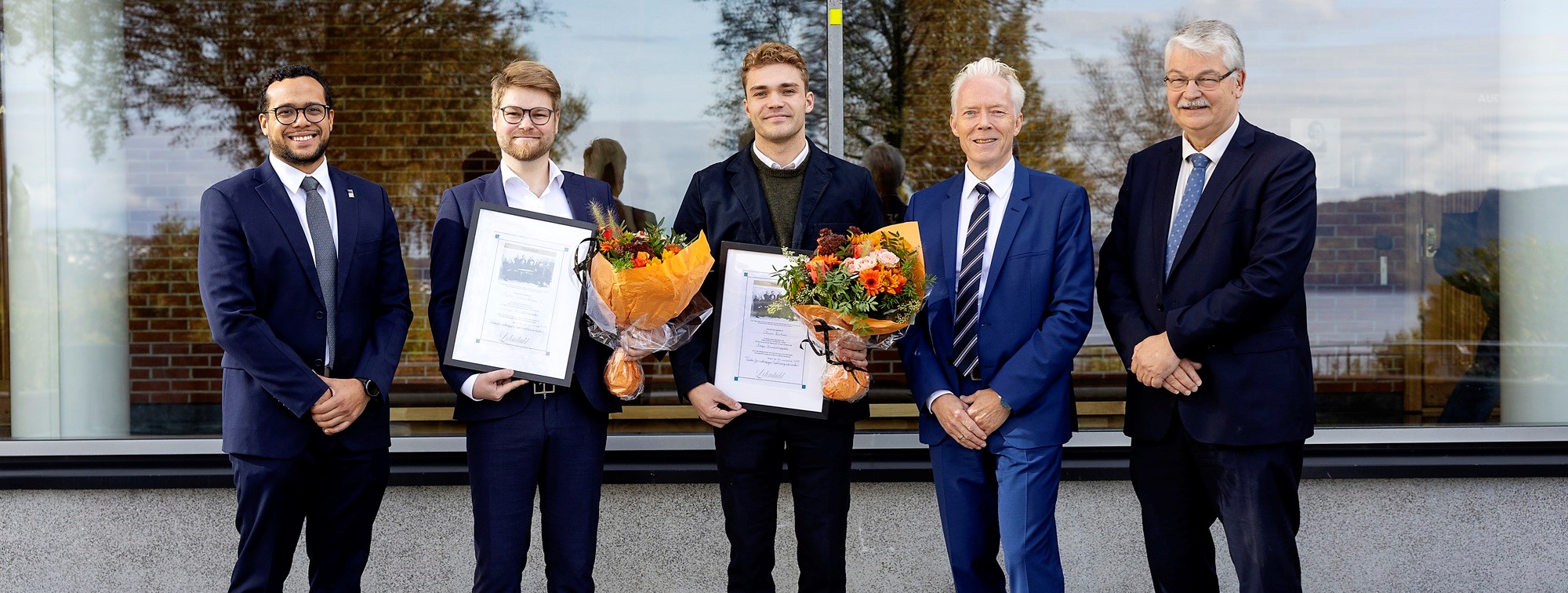 FIKK LEHMKUHL-STIPEND: Veileder Gabriel M. Fuentes (førsteamanuensis ved Institutt for foretaksøkonomi), sammen med vinnerne Martin Sollesnes Kleppe og Oliver Karlsen, faglig leder for stipendkomiteen, professor Øivind A. Nilsen og Hugo Matre, styreleder i Kristofer Lehmkuhls Fond.  