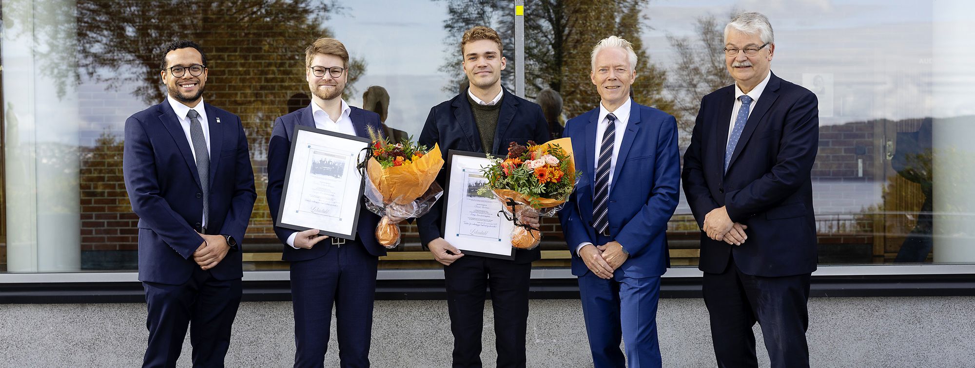 FIKK LEHMKUHL-STIPEND: Veileder Gabriel M. Fuentes (førsteamanuensis ved Institutt for foretaksøkonomi), sammen med vinnerne Martin Sollesnes Kleppe og Oliver Karlsen, faglig leder for stipendkomiteen, professor Øivind A. Nilsen og Hugo Matre, styreleder i Kristofer Lehmkuhls Fond.  