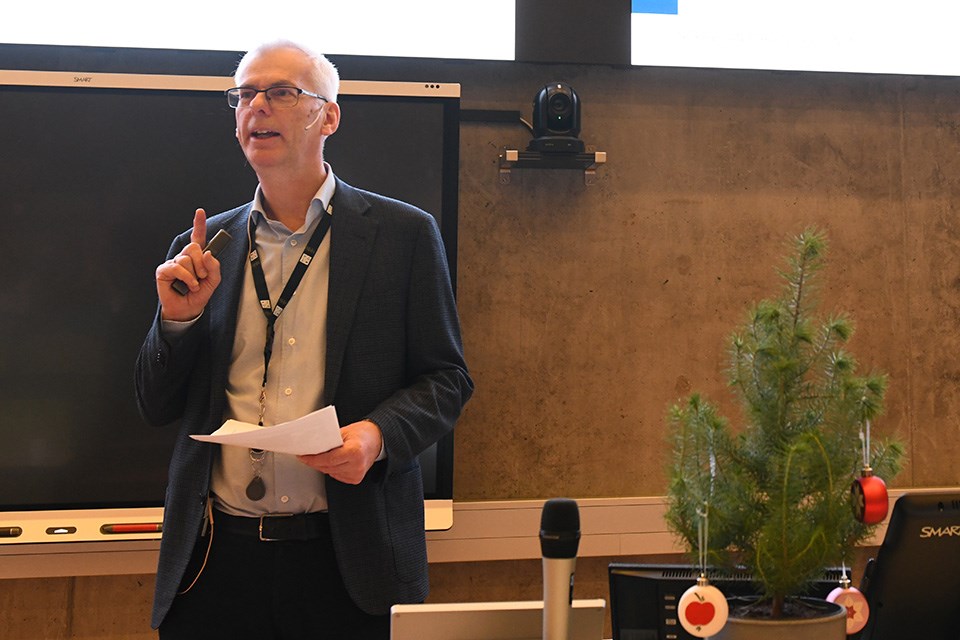 Rector Øystein Thøgersen took the town hall audience through the academic year 2023.