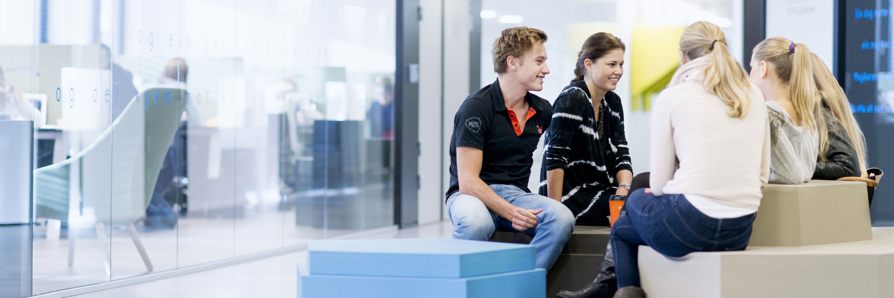 Bilde av studenter på en benk. Foto Helge Hansen / Montag AS