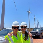 Maiken Moe og  Ingrid Saunes ved vindturbiner i Brasil.