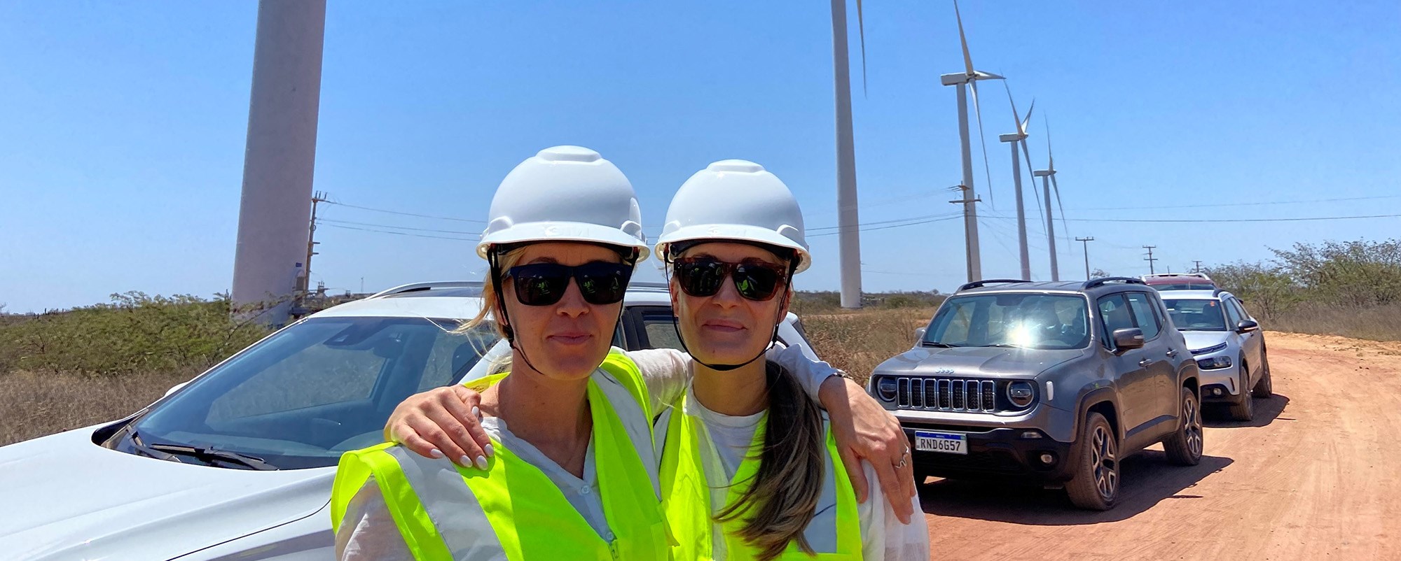 iken Moe og  Ingrid Saunes fra Hydro ved vindturbiner i Brasil.