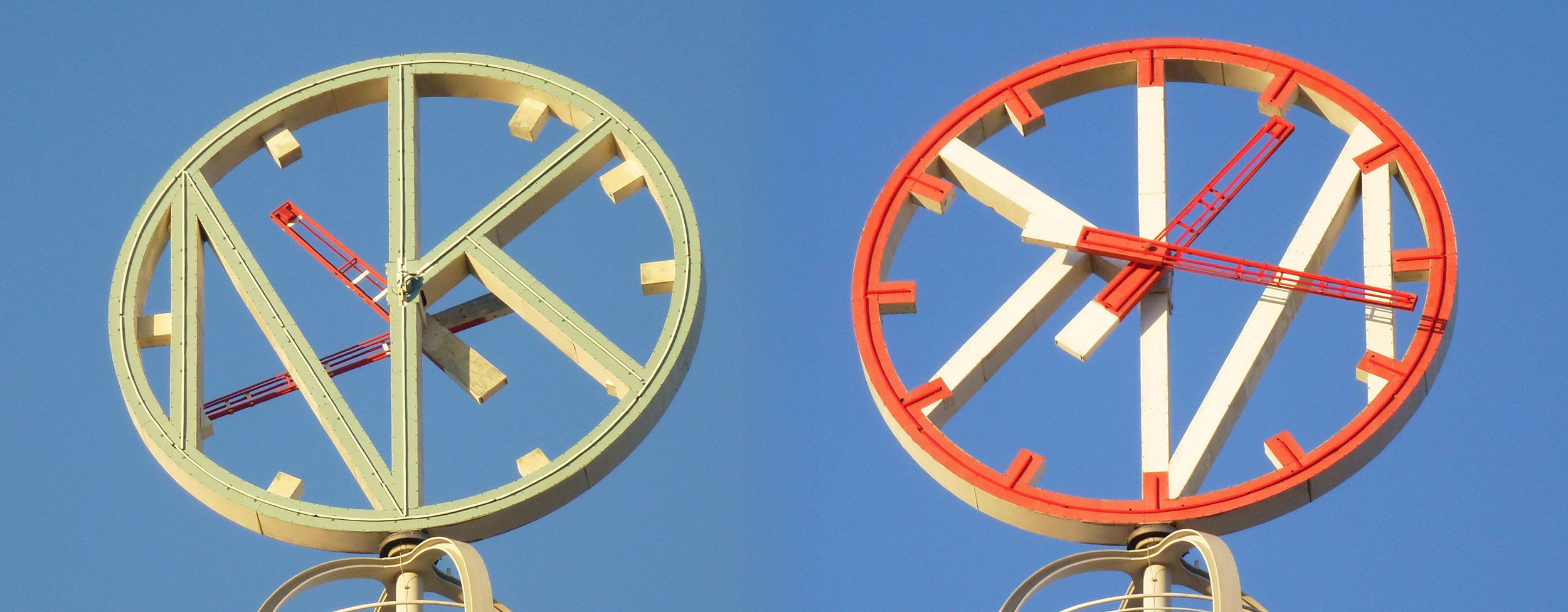 Clocks on NK Nordiska Kompaniet in Stockholm. Photo: Holger Ellgaard, Wikimedia Commons