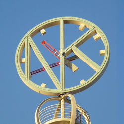 Clock on NK Nordiska Kompaniet in Stockholm. Photo: Holger Ellgaard, Wikimedia Commons