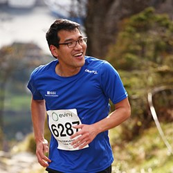NHH employee jogging up Stoltzekleiven