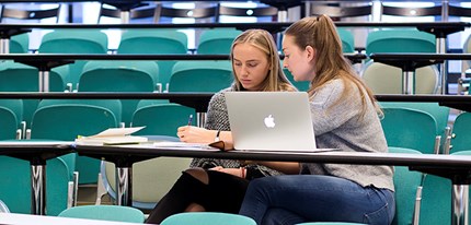 NHH-studenter i arbeid. Illustrasjonsfoto