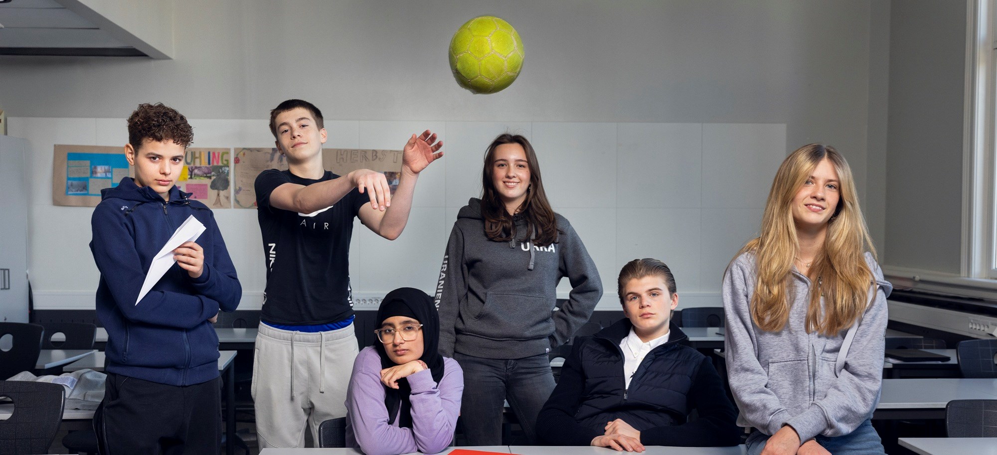 SCHOOL SWAP on TV 2: Elias, Kacper, and Falak Noor from Bjøråsen School, and Amanda, Victor, and Anne from Uranienborg School.