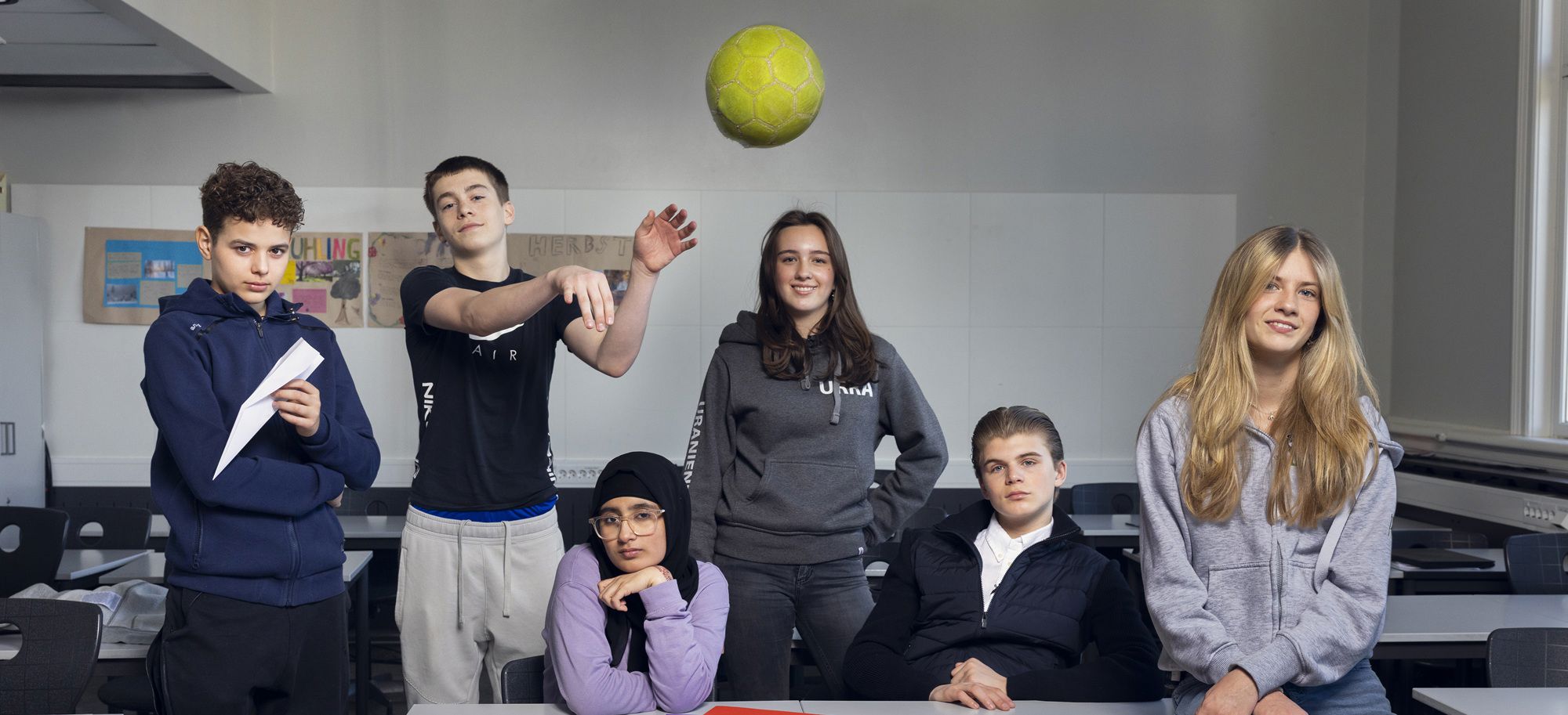 SCHOOL SWAP on TV 2: Elias, Kacper, and Falak Noor from Bjøråsen School, and Amanda, Victor, and Anne from Uranienborg School.