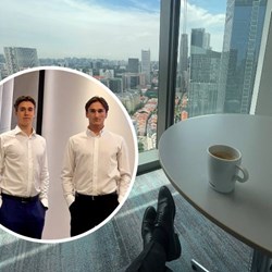 Bilder av Martin Notto og Olav Lund Solheim i Singapore. Bilde av utsikt fra kontoret til DNB Markets i Singapore. Foto: privat