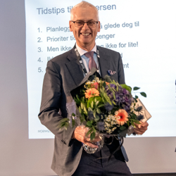 NHH-rektor Øystein Thøgersen åpnet Vårkonferansen med et større blikk på geopolitikken. Etter konferansen ble han hyllet av de oppmøtte. 