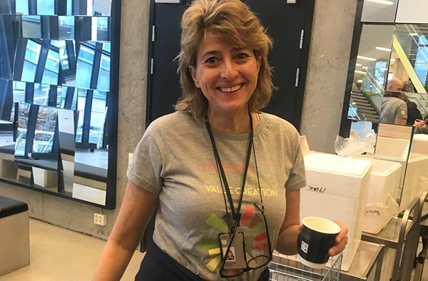 Ellinor Ryssevik er fornøyd med ny hårklipp og den grå t-skjorte-varianten.