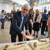 Øystein cutting his birthday cake