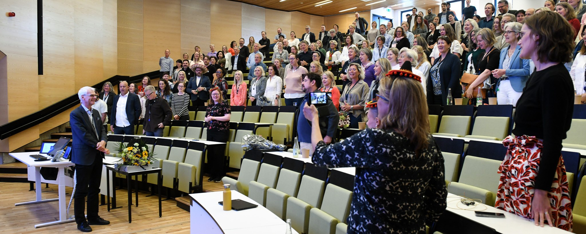 Øystein in front of a standing audience in Aud Max